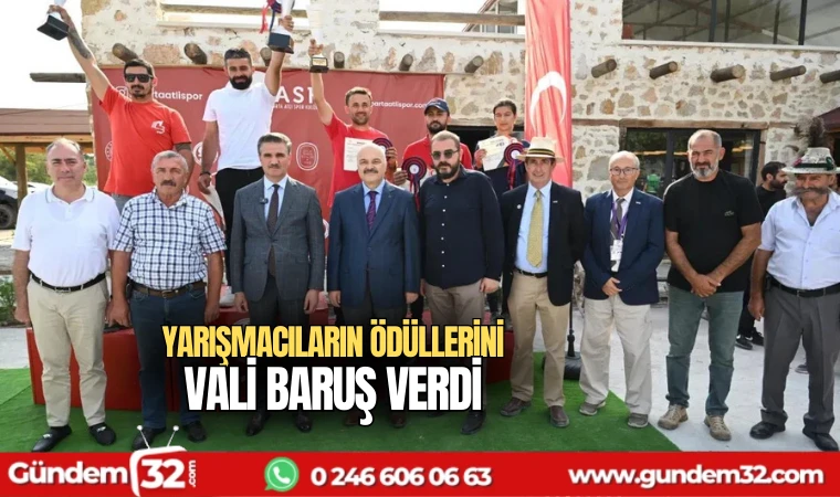 Yarışmacıların ödüllerini Vali Baruş verdi