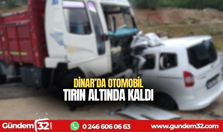 Dinar'da otomobil tırın altında kaldı