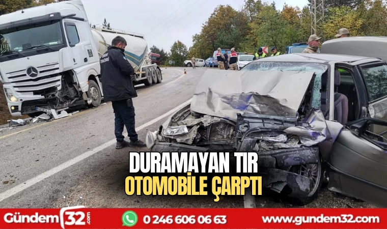 Duramayan tır otomobile çarptı