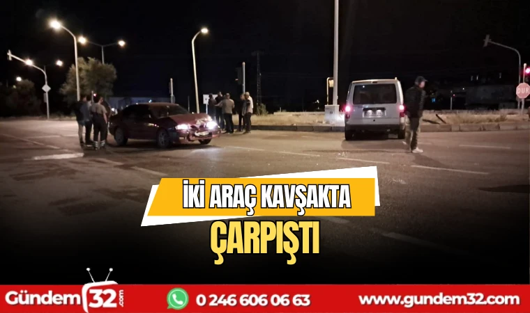 İki araç kavşakta çarpıştı