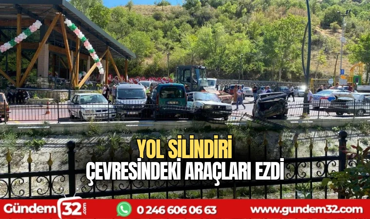 Yol silindiri çevresindeki araçları ezdi