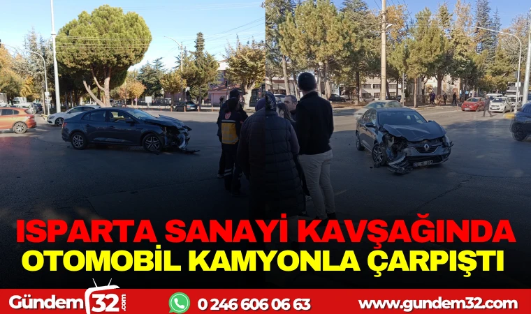 ISPARTA SANAYİ KAVŞAĞINDA OTOMOBİL KAMYONLA ÇARPIŞTI