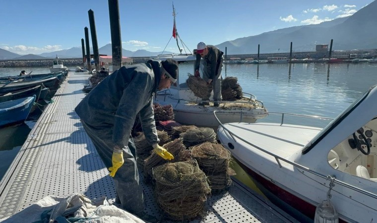 Eğirdir Gölü’nde kaçak avcılıkla mücadelede 400 pinter ve 150 kilogram canlı kerevit ele geçirildi