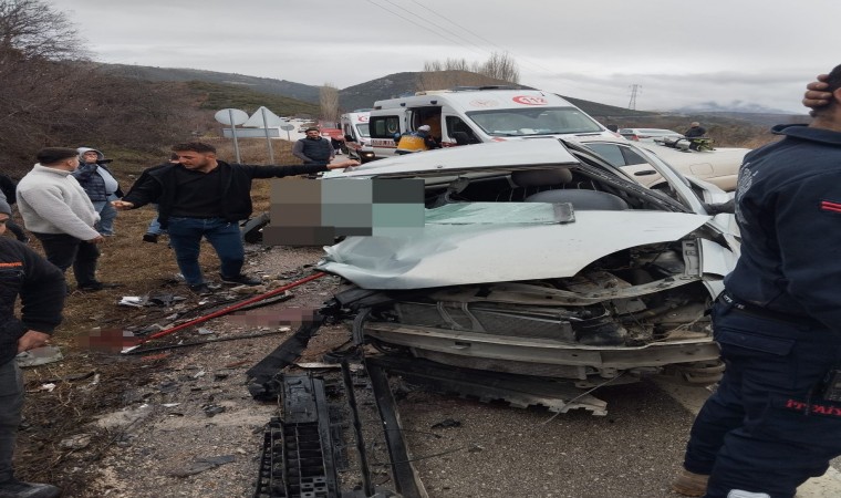 Isparta’da otomobiller kafa kafaya çarpıştı: 1 ölü, 3 yaralı