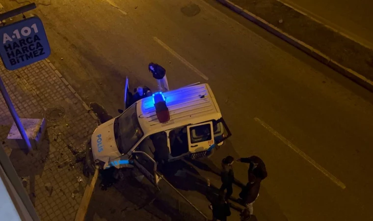 İhbara giderken kaza yapan polis memuru, vatandaşların müdahalesiyle kurtarıldı