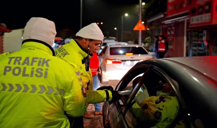 Isparta’da 24 saatte 3 aranan şahıs yakalandı, 345 sürücüye idari para cezası kesildi