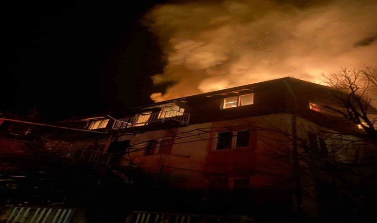 Isparta’da bacadan çıkan yangın 2 katlı evi küle çevirdi