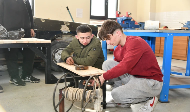 ISPARTA TOBB MESLEK LİSESİ ÖĞRENCİLERİ HEM ÜRETİYOR HEM GELİR ELDE EDİYOR