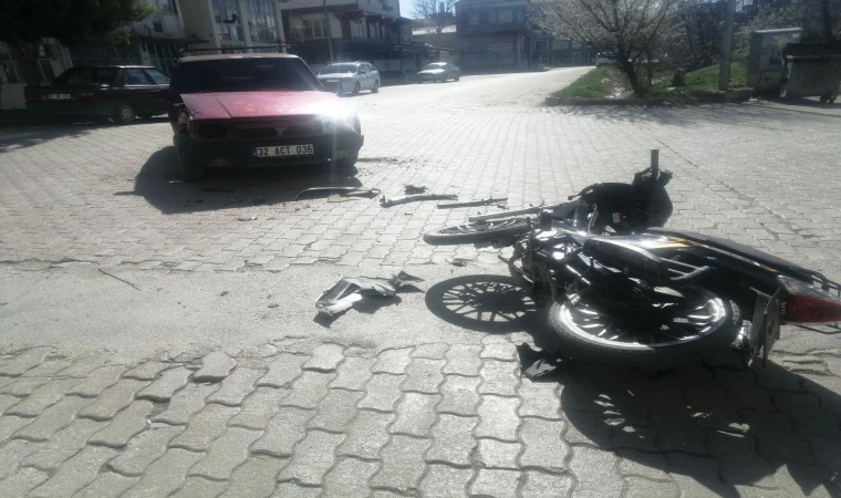 Isparta'da otomobil ile motosiklet çarpıştı: 14 yaşındaki sürücü yaralandı