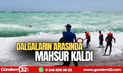 Dalgaların arasında mahsur kaldı