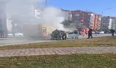 Motor kısmından yangın çıkan otomobilde maddi hasar oluştu